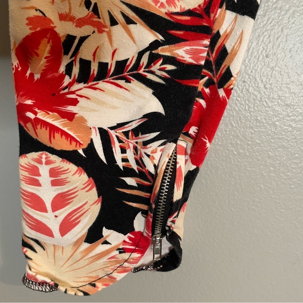 Kate & Mallory Printed Knit w/ floral Ankle Zip Leggings Black SZ/Med - Picture 3 of 6